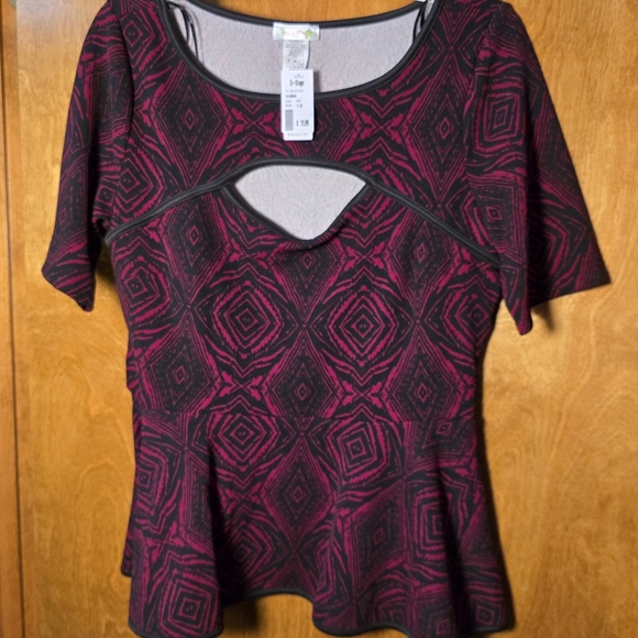 Red and Black Front cutout top- Short sleeve Size 1X - by Check it Out Plus - Picture 2 of 6